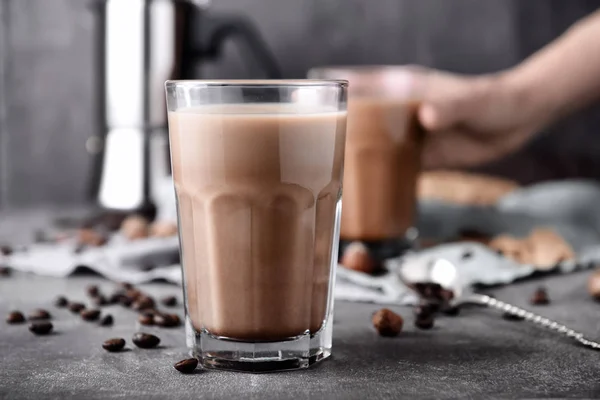 テーブルの上のミルクとおいしいコーヒーのガラス — ストック写真