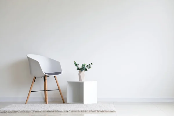 Beyaz Duvar Odadaki Yakınındaki Raf Ile Şık Sandalye — Stok fotoğraf