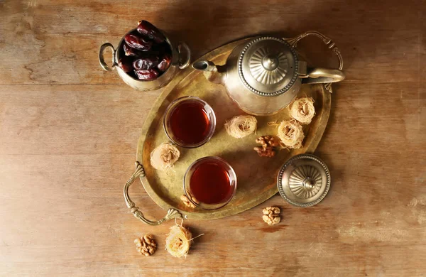 Lezzetli Türk Çay Tatlılar Ahşap Masa Üzerinde Kompozisyonu — Stok fotoğraf