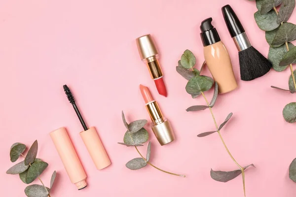 Uppsättning Smink Kosmetika Med Eukalyptus Grenar Färgbakgrund — Stockfoto