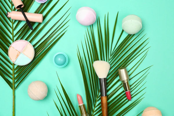 Set Cosmetic Products Brush Palm Leaves Color Background — Stock Photo, Image