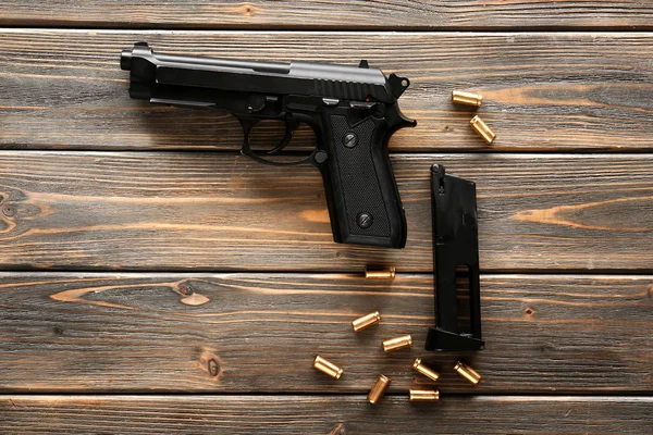 Pistole Kugeln Und Magazin Auf Holzgrund — Stockfoto