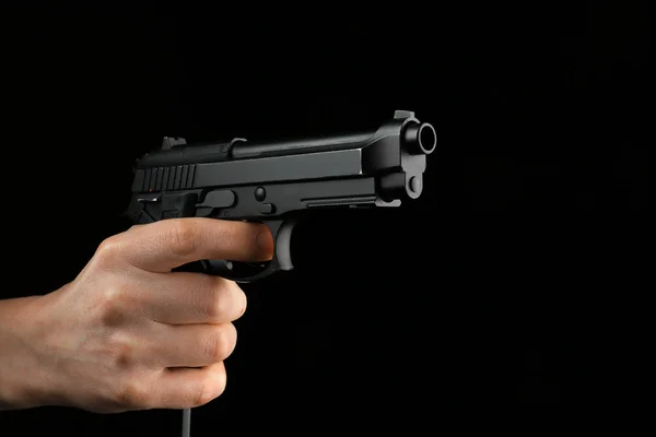 Mão Masculina Com Pistola Fundo Escuro — Fotografia de Stock