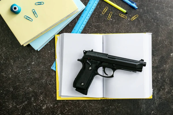 Pistola Artigos Papelaria Sobre Fundo Escuro Não Armas Escola — Fotografia de Stock