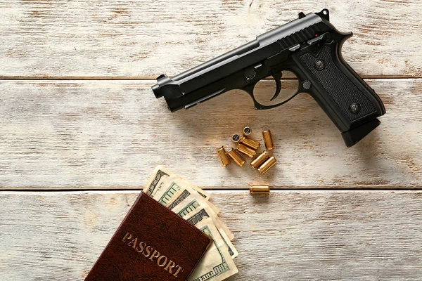 Pistola Passaporte Dinheiro Fundo Madeira — Fotografia de Stock