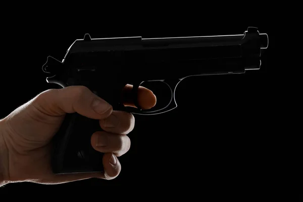 Mão Masculina Com Pistola Fundo Escuro — Fotografia de Stock
