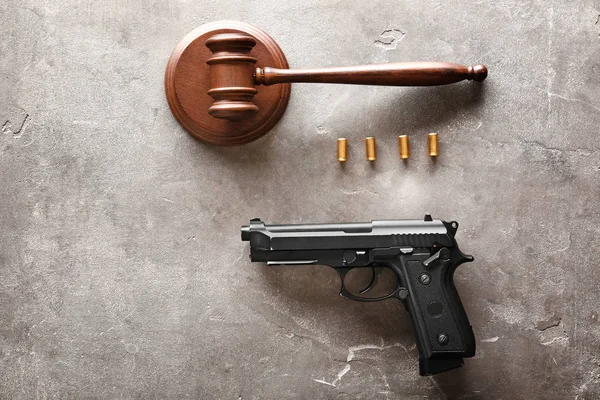 Martillo Pistola Balas Sobre Fondo Gris Concepto Justicia — Foto de Stock