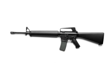 beyaz zemin üzerinde saldırı tüfeği