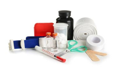 İlk yardım kiti beyaz arka plan üzerinde öğeleri