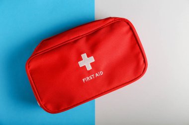 Renk arkaplanı üzerine ilk yardım çantası
