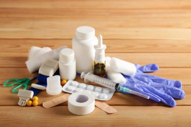 İlk yardım seti ahşap arka plan öğeleri