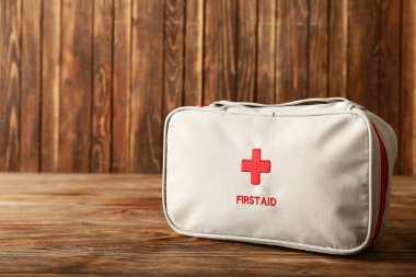 Ahşap arka planda ilk yardım çantası