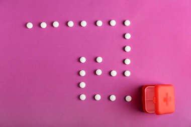 Konteyner ve hapları renk arka plan üzerinde