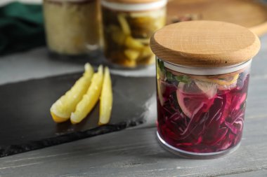 Cam kavanoz fermente lahana ve limon tablo ile