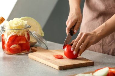 Taze domates fermantasyon tablo hazırlama kadın