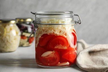 Beyaz masada Fermente sebze ile cam kavanoz