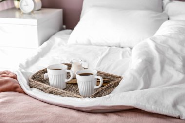 Yatakta lezzetli kahvaltı tepsisi