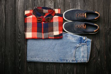 Ahşap arka plan üzerinde erkek giyimi