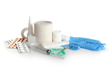 İlk yardım kiti beyaz arka plan üzerinde öğeleri