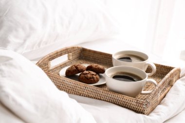 Yatakta lezzetli kahvaltı tepsisi