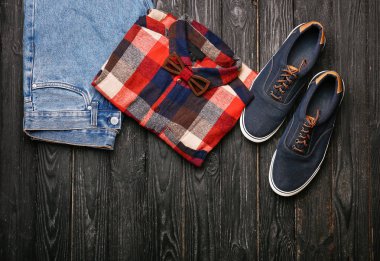 Ahşap arka plan üzerinde erkek giyimi