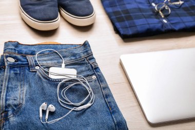 Erkek giyim ve Aksesuar ahşap arka plan üzerinde