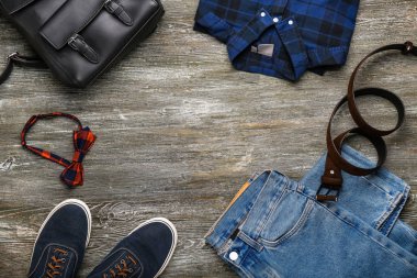 Erkek giyim ve Aksesuar ahşap arka plan üzerinde