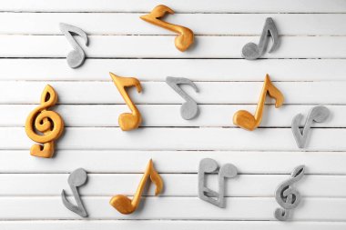 Müzik notlar ve keman nota anahtarı Beyaz ahşap zemin üzerinde