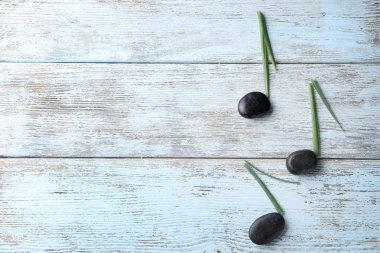 Ahşap arka plan üzerinde doğal malzemelerden yapılmış müzik notlar