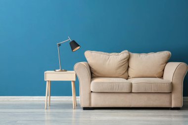 Rahat kanepesi olan modern bir oda.