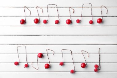 Çilek Beyaz ahşap arka planda müzik notlar aldım