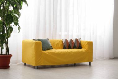 Rahat kanepesi olan modern bir oda.