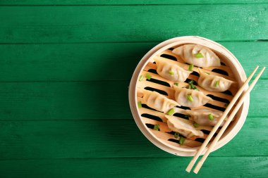 Bambu gemi ahşap masa üzerinde lezzetli Japon sosu ile