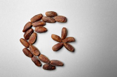 Yarım ay ve yıldız tarihleri açık renkli İslam'ın sembolü olarak yapılmış