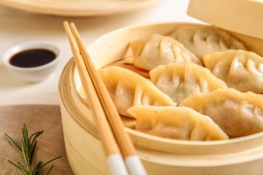 Bambu vapur masada, closeup lezzetli Japon sosu ile