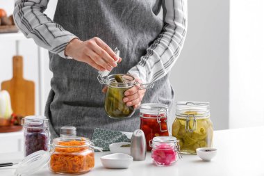 Cam kavanoz mutfak fermente salatalık kadınla