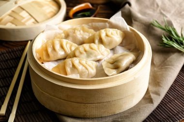 Bambu vapur masada lezzetli Japon sosu ile