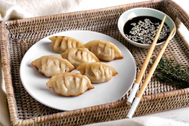 Plaka lezzetli Japon sosu ve hasır tepsisindeki sosu ile