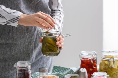 Cam kavanoz mutfak fermente salatalık kadınla