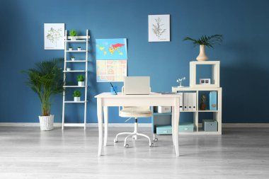 Modern bilgisayar vasıl ev ile rahat çalışma alanı