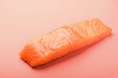 Mercan arka plan üzerinde çiğ somon fileto parçası