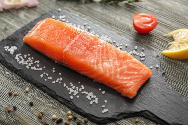 Kayrak gemide çiğ somon fileto