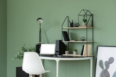 Modern dizüstü bilgisayarı olan rahat bir iş yeri.