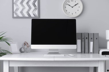 Modern bilgisayar ile rahat çalışma alanı