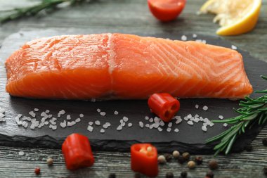 Kayrak gemide çiğ somon fileto