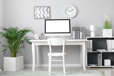 Odadaki modern bilgisayar ile rahat çalışma alanı