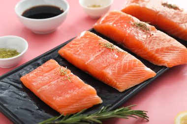 Plaka ile renk arka plan, closeup üzerinde çiğ somon fileto