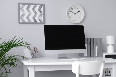 Odadaki modern bilgisayar ile rahat çalışma alanı