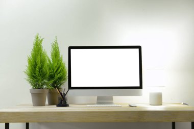 Modern bilgisayar ile rahat çalışma alanı