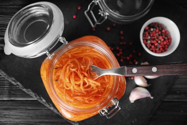 Masada lezzetli fermente havuç ile jar